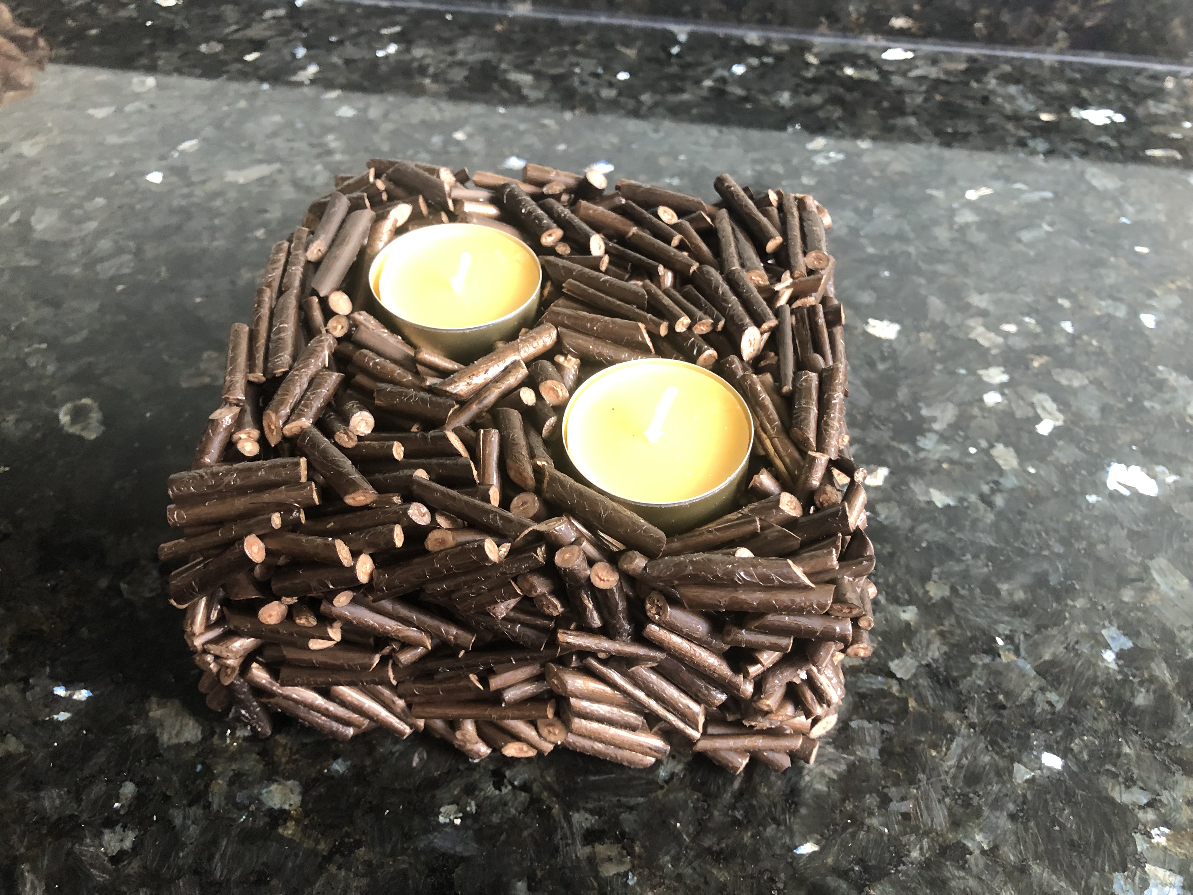 Teelichtwürfel dunkel 12x12x7,5cm (mit Holzleim gearbeitet)